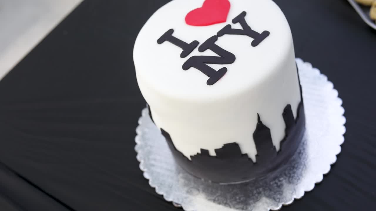 Sugar Cloud Cakes - Cake Designer, Nantwich, Crewe, Cheshire | A New York  Themed 50th Birthday Cake, Crewe