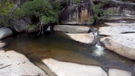 Malerische-Regenwaldgewässer,-Die-Zwischen-Großen-Felsbrocken-In-Davies-Creek-Falls-In-Queensland,-Australien,-Fließen---Mittlere-Statische-Aufnahme