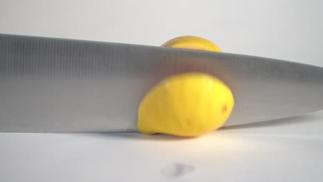 Nahaufnahme-Zeitlupe-Gelbe-Guave-Frucht-Mit-Messer-Gehackt,-Weißer-Hintergrund