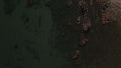 Luftbild-Vogelperspektive-über-Klarem-Ozean-Neigung-Bis-Zur-Touristischen-Malerischen-Küste-Calahonda-Resort-Spanien