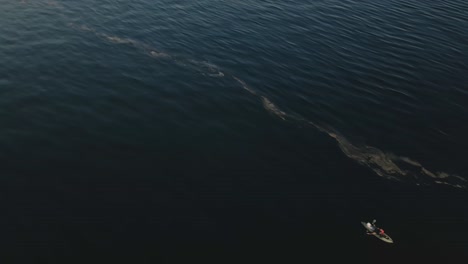 Vogelperspektive-über-Dem-Boot,-Das-Auf-Einem-Riesigen,-Beruhigenden-Ozean-Schwimmt,-Bis-Zum-Horizont