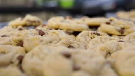 Rack-Focus-of-Moist-Delicious-Chocolate-Chip-Cookies-on-Platter,-Closeup
