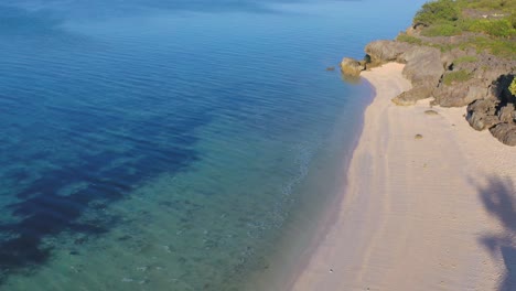 Luft-über-Schönem-Leeren-Strand-Mit-Palmen-Und-Sonnenschirmen,-Boracay