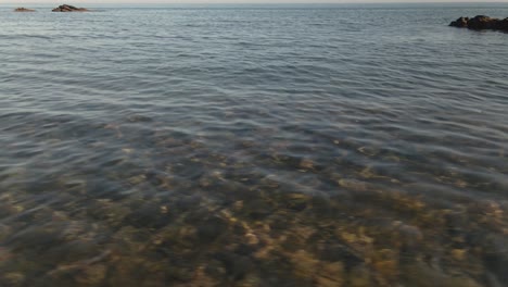 Klarer-Transparenter-Urlaub-Ozean-Seelandschaft-Kippen-Bis-Zum-Schönen-Spanischen-Horizont-Dolly-Links