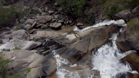 Die-Atemberaubende-Aussicht-Von-Der-Spitze-Der-Davies-Creek-Falls-In-Australien-–-Nach-Oben-Kippen