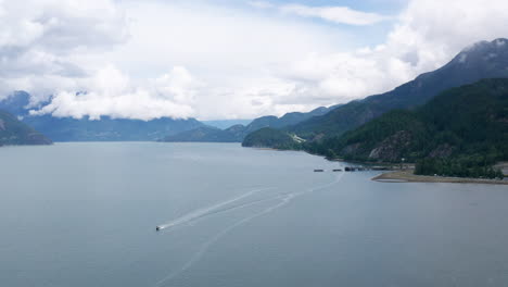 Panorama-Aéreo-Del-Paisaje-Montañoso-De-Porteau-Cove-Y-Barco-En-Howe-Sound