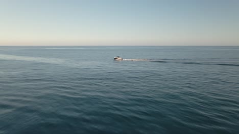 Einzelnes-Boot,-Das-über-Die-Wasseroberfläche-Des-Spanischen-Ozeans-Aus-Der-Vogelperspektive-Kreuzt