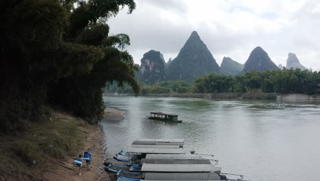 Antenne:-Wanderer-Zu-Fuß-Li-River-Karstgebirgslandschaft,-China,-Ansicht-Folgen