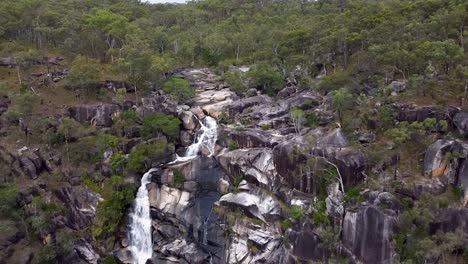 Las-Impresionantes-Cataratas-Davies-Creek-De-Cascade-En-Australia---Antena-Inversa