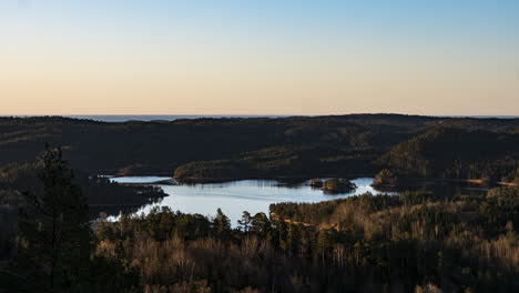 Licht-Und-Schatten-Bewegen-Sich-über-Den-Grimenes-See,-Norwegen-Im-Sonnenaufgang-Im-Zeitraffer