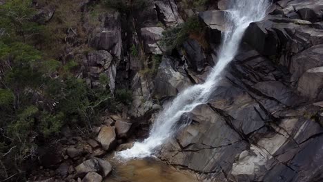 Davies-Creek-Falls-Chapoteando-En-Las-Rocas-En-El-Parque-Nacional-Davies-Creek,-Queensland,-Australia