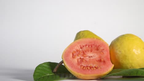 Panning-Nahaufnahme-Von-Frischen-Roten-Guave-Früchten-Isoliert-Auf-Weißem-Hintergrund