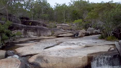 Der-Unberührte-Davies-Creek-Fällt-Durch-Den-Wald-In-Australien---Niedrige-Antenne