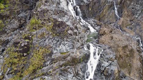 Wasser-Fließt-Und-Kaskadiert-Durch-Die-Felsigen-Klippen-In-Barron-Falls-Im-Barron-Gorge-National-Park,-Queensland,-Australien