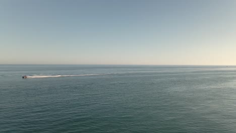 Schnelles-Luftbild,-Das-Jetski-über-Den-Meereshorizont-Von-Rechts-Nach-Links-Beschleunigt