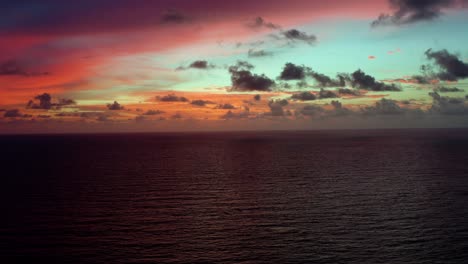 Luftdrohnenaufnahme-Eines-Atemberaubenden-Goldenen-Rosa-Und-Orangefarbenen-Sonnenaufgangs-Mit-Dem-Weiten-Ozean-Darunter-An-Einem-Warmen-Sommermorgen-Im-Norden-Brasiliens-In-Der-Nähe-Von-Joao-Pessoa