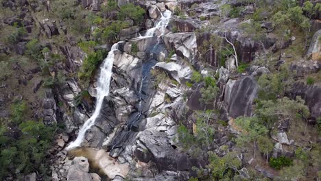 Paisaje-De-Davies-Creek-Falls-Que-Fluye-Sobre-Los-Acantilados-Rocosos-Durante-El-Verano-En-Queensland,-Australia
