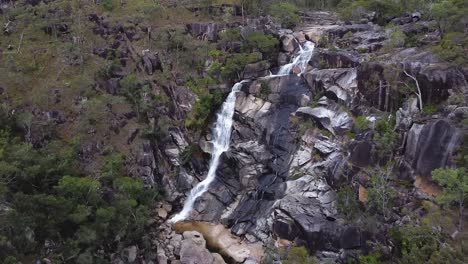 Agua-Que-Fluye-Y-Salpica-En-Las-Rocas-Junto-A-Las-Cataratas-Davies-Creek-En-Queensland,-Australia