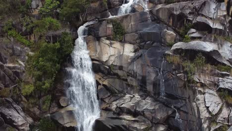 Malerischer-Blick-Auf-Die-Davies-Creek-Falls-Mit-Wasserkaskaden-Durch-Die-Felsen-In-Queensland,-Australien---Langsame-Neigung-Nach-Unten