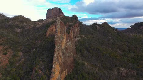 Erstaunliche-Natürliche-Felsformation,-Australisches-Outback-Bei-Sonnenuntergang,-Luftbogenaufnahme