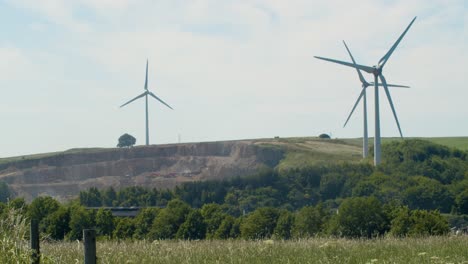 Wind-turbines-rotating-slowly-on-a-rural-wind-farm-in-Matlock,-Derbyshire,-UK