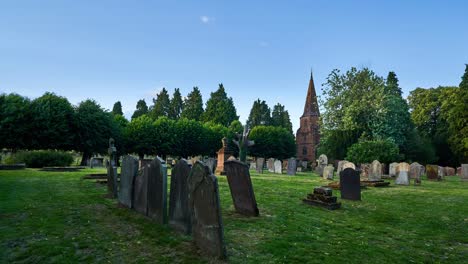 Sommerzeitraffer-Vom-Alten-Friedhof-Der-St.-nikolaus-kirche-Im-Abteifeldpark-Von-Kenilworth,-Warwickshire,-England,-Uk