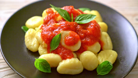 Gnocchi-In-Tomatensauce-Mit-Käse