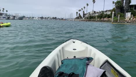 Kayak-En-Un-Puerto-Con-Barcos