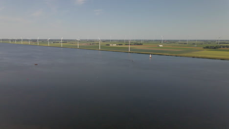 Antenne-Entfernter-Windkraftanlagen-In-Typisch-Holländischer-Landschaft