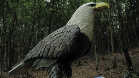 Una-Estatua-Gigante-De-Un-águila-En-El-Parque-Kazubski-Gigantow-En-Polonia---Ancho
