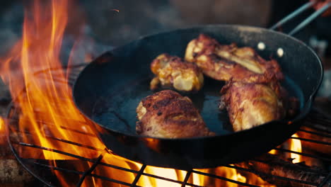Hühnchen-über-Einem-Lagerfeuer-Kochen
