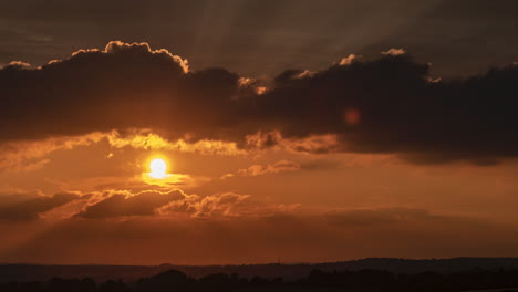 Wolken-Ziehen-Im-Zeitraffer-Eines-Herrlichen-Sonnenuntergangs-An-Einem-Juniabend-über-Worcestershire,-England,-Großbritannien,-Vorbei