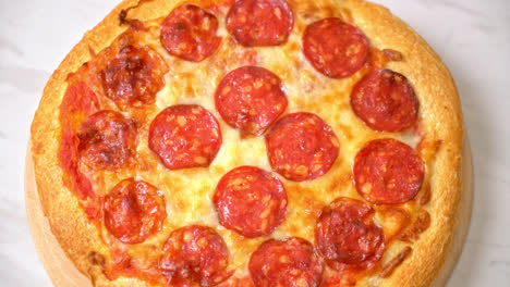 Pizza-De-Pepperoni-En-Bandeja-De-Madera---Estilo-De-Comida-Italiana