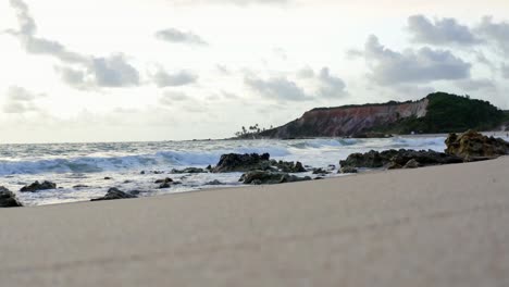 Schöne-Aufnahme-Vom-Boden-Der-Großen-Tropischen-Bunten-Klippen-Am-Exotischen-Strand-Von-Tabatinga-Im-Norden-Brasiliens-In-Der-Nähe-Von-Joao-Pessoa-An-Einem-Warmen-Sommertag