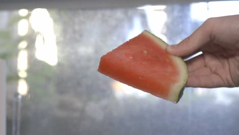 Hand-Hält-Ein-Stück-Saftige-Wassermelone---Nahaufnahme