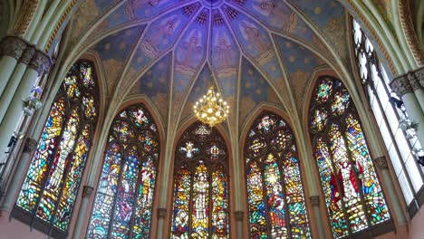 Innenraum-Der-Oscar-Fredrik-Kirche-Mit-Licht,-Das-Durch-Große-Neugotische-Fenster-Kommt