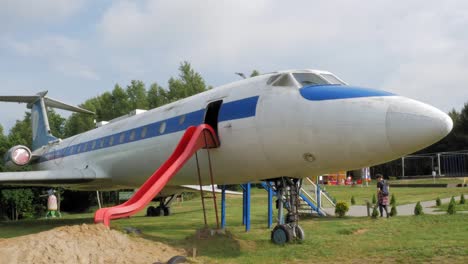 El-Modelo-De-Avión-Tupolev-134a-Durante-El-Día-En-El-Parque-Kashubian-De-Los-Gigantes,-Strysza-Buda,-Polonia
