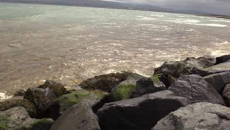 Wellen-Schlagen-Gegen-Felsen-In-Der-Südwand-Von-Dublin