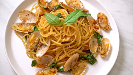 Stir-Fried-Spaghetti-with-Clams-and-Garlic-and-Chilli