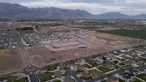 Desarrollo-De-Tierras-Residenciales-De-La-Ciudad-De-Los-Viñedos-En-El-Condado-De-Utah,-Panorámica-Aérea-Con-Drones