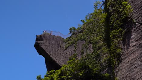 Touristen-Fotografieren-Am-Aussichtspunkt-Der-Aussichtsplattform-Mit-Dem-Höllenblick-Auf-Den-Berg-Nokogiriyama-In-Honshu,-Japan---Low-Angle-Shot