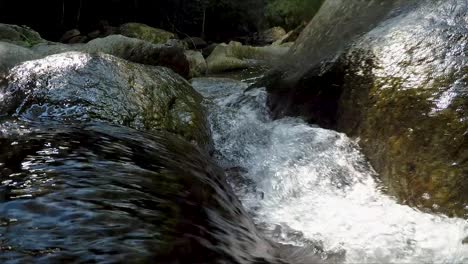 Agua-Que-Fluye-Sobre-Rocas-En-Stoney-Creek