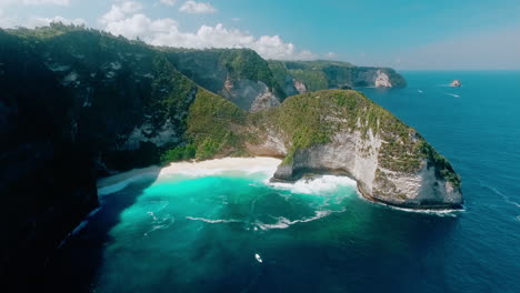 Beautiful-Beach-Destination-On-Nusa-Penida-Coastline-Of-Bali,-Aerial-Scenic-Shot