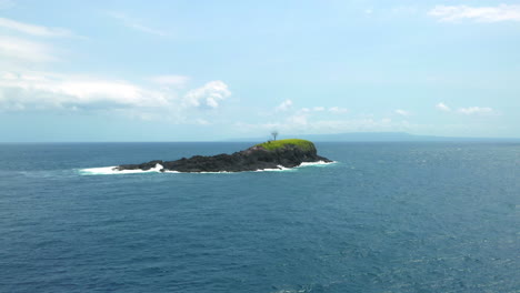 Luftaufnahme-Einer-Isolierten-Insel-Im-Ruhigen-Blauen-Ozean
