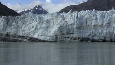 Margerie-Glacier-in-a-sunny-day-in-Glacier-Bay-Alaska