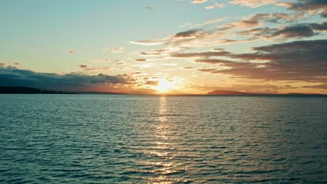 Luftüberflug-Des-Wunderschönen-Sonnenuntergangs-über-Dem-Wasser---Ruhig-Und-Entspannend---Hintergrund-Der-Goldenen-Stunde