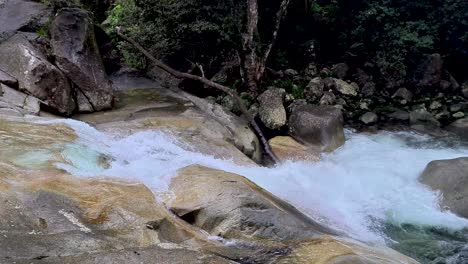 Cascada-De-Agua-Hacia-Abajo-Y-Sobre-Rocas-En-Josephine-Falls,-Cairns,-Australia