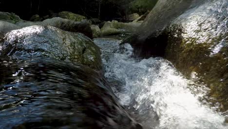 Vista-En-Cámara-Lenta-Del-Agua-Que-Fluye-Sobre-Las-Rocas-En-Stoney-Creek