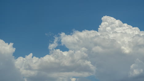 Kumuluswolken-Bilden-In-Diesem-Wolkengebilde-Zeitraffer-Abstrakte-Formen-In-Bewegung
