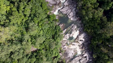 Luftaufnahme-über-Der-Behana-Schlucht,-Umgeben-Von-Grünem-Wald